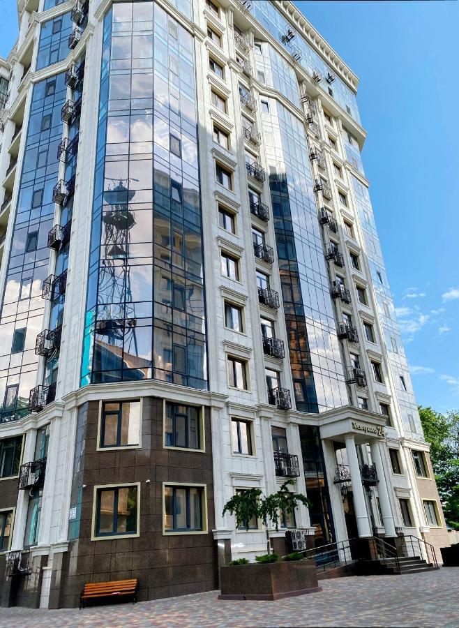 Italian Boulevard Modern Apartment Odesa Exterior photo